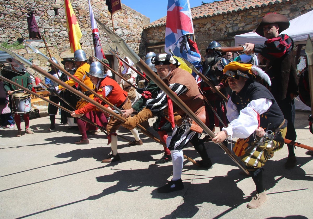 Imagen principal - Morille disfruta del buen yantar y la presencia del Tercio de Salamanca