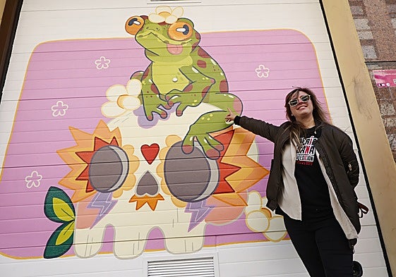 Silvia López posa delante de su obra 'Mente croante'