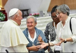 María Luisa Berzosa bromea con el papa Francisco al término de una asamblea.