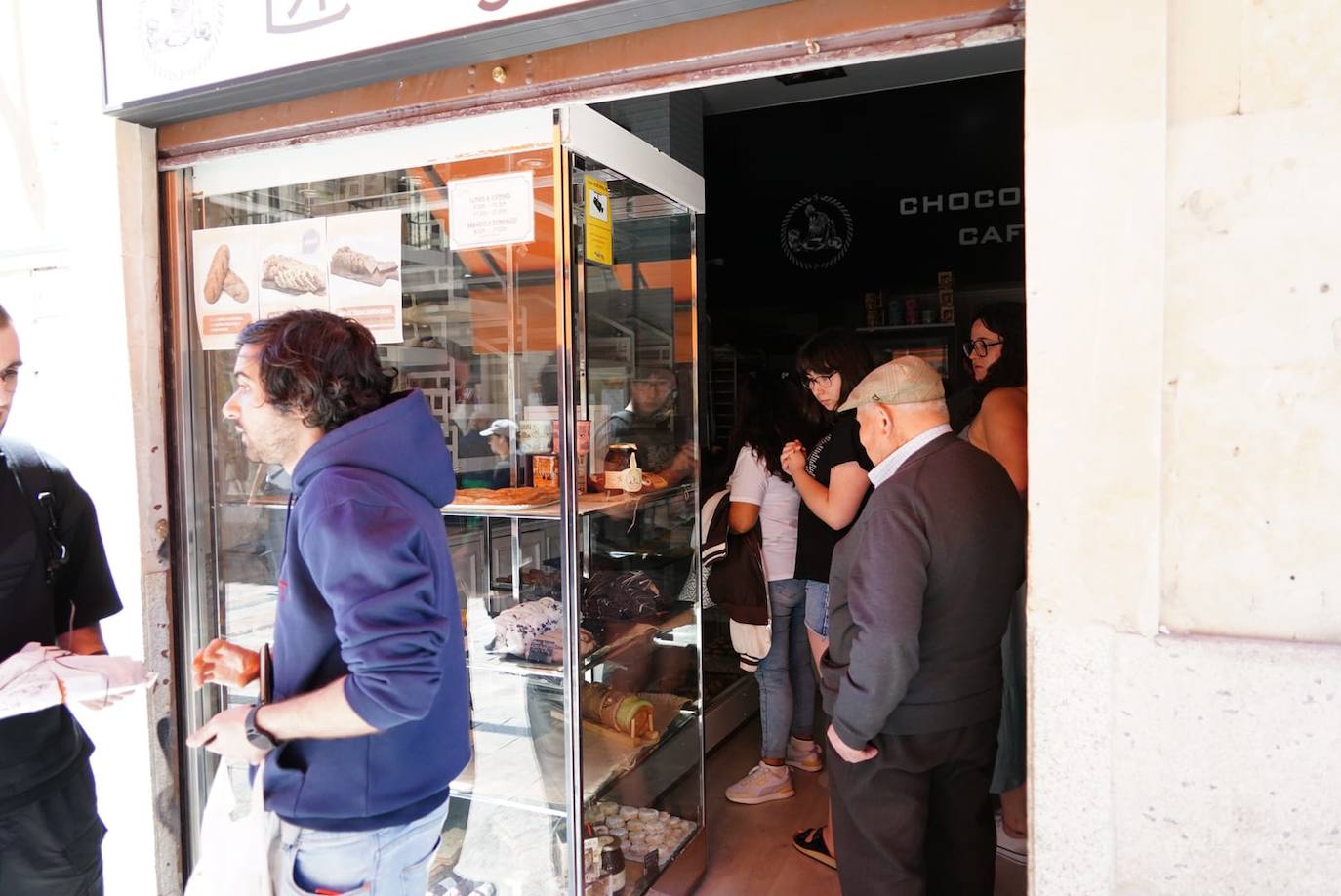 En imágenes: así ha vivido Salamanca un apagón histórico en el Lunes de Aguas
