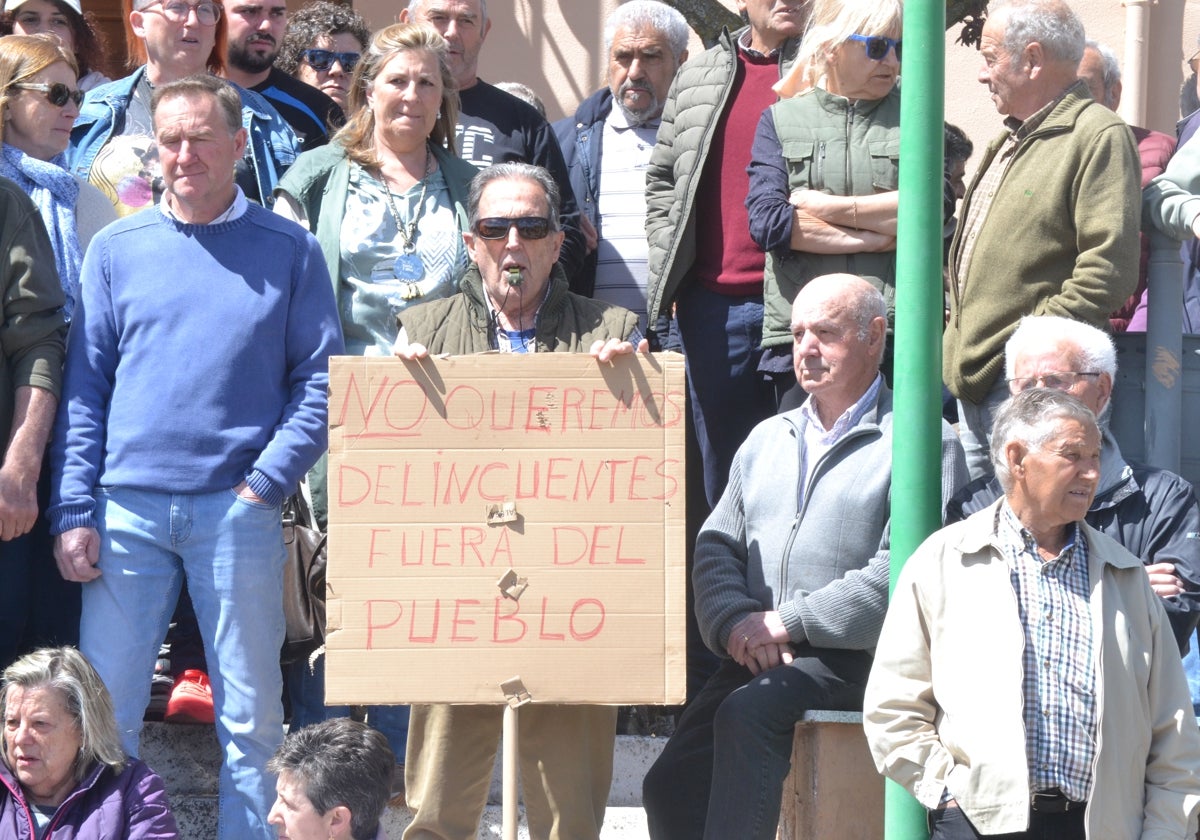 Vecinos durante la manifestación de este sábado frente al Ayuntamiento en busca de una solución.