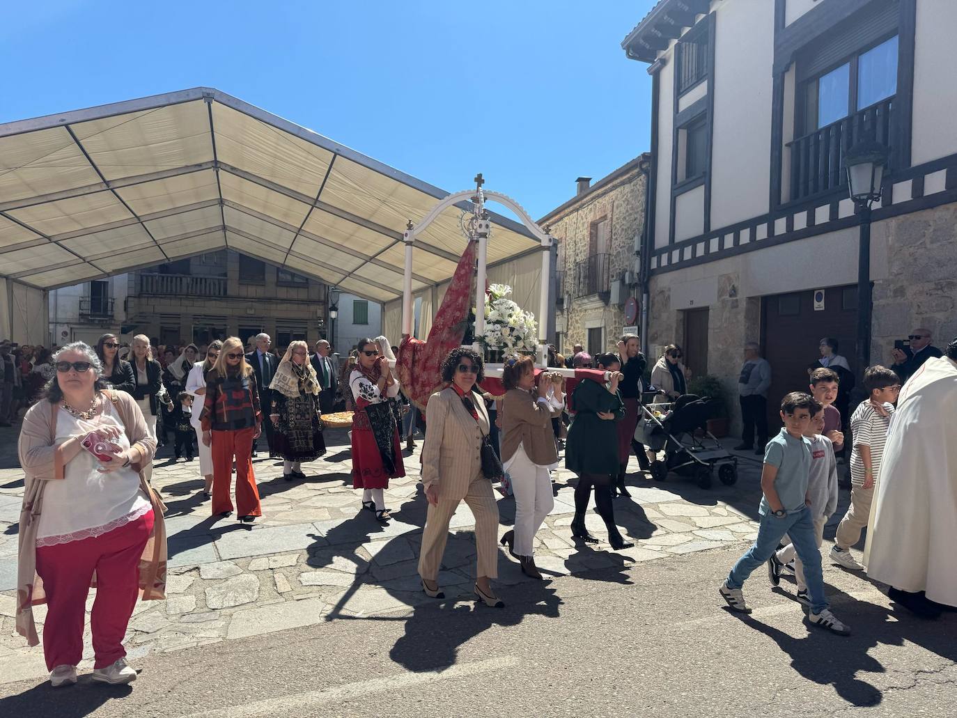 Linares de Riofrío disfruta de un intenso día en honor a la Virgen del Buen Suceso