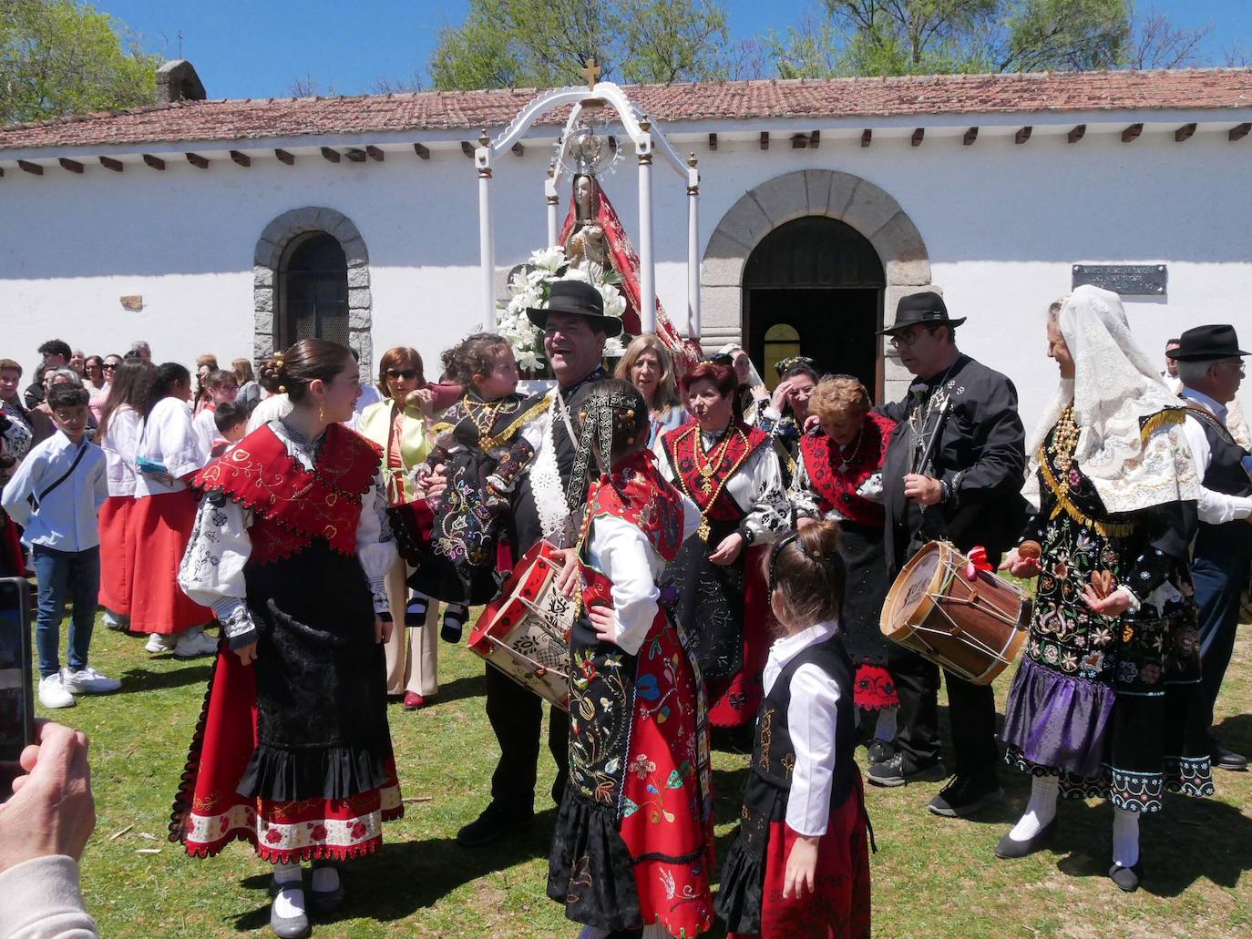 Linares de Riofrío disfruta de un intenso día en honor a la Virgen del Buen Suceso