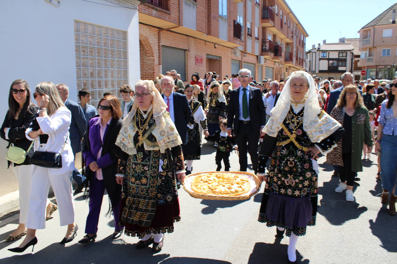 Linares de Riofrío disfruta de un intenso día en honor a la Virgen del Buen Suceso