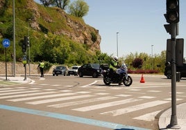 Agentes de la Policía Local en la glorieta de Los Milagros este lunes.