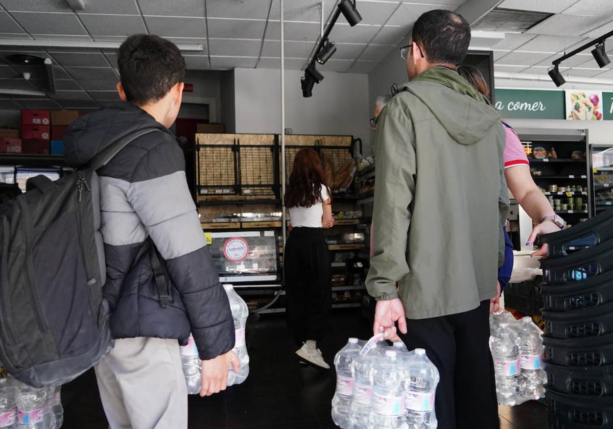 El apagón del caos: gente atrapada, trenes parados y psicosis en los supermercados