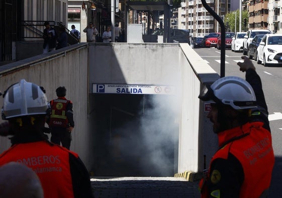 Imagen de los Bomberos ante el humo del parking de la avenida de Portugal.