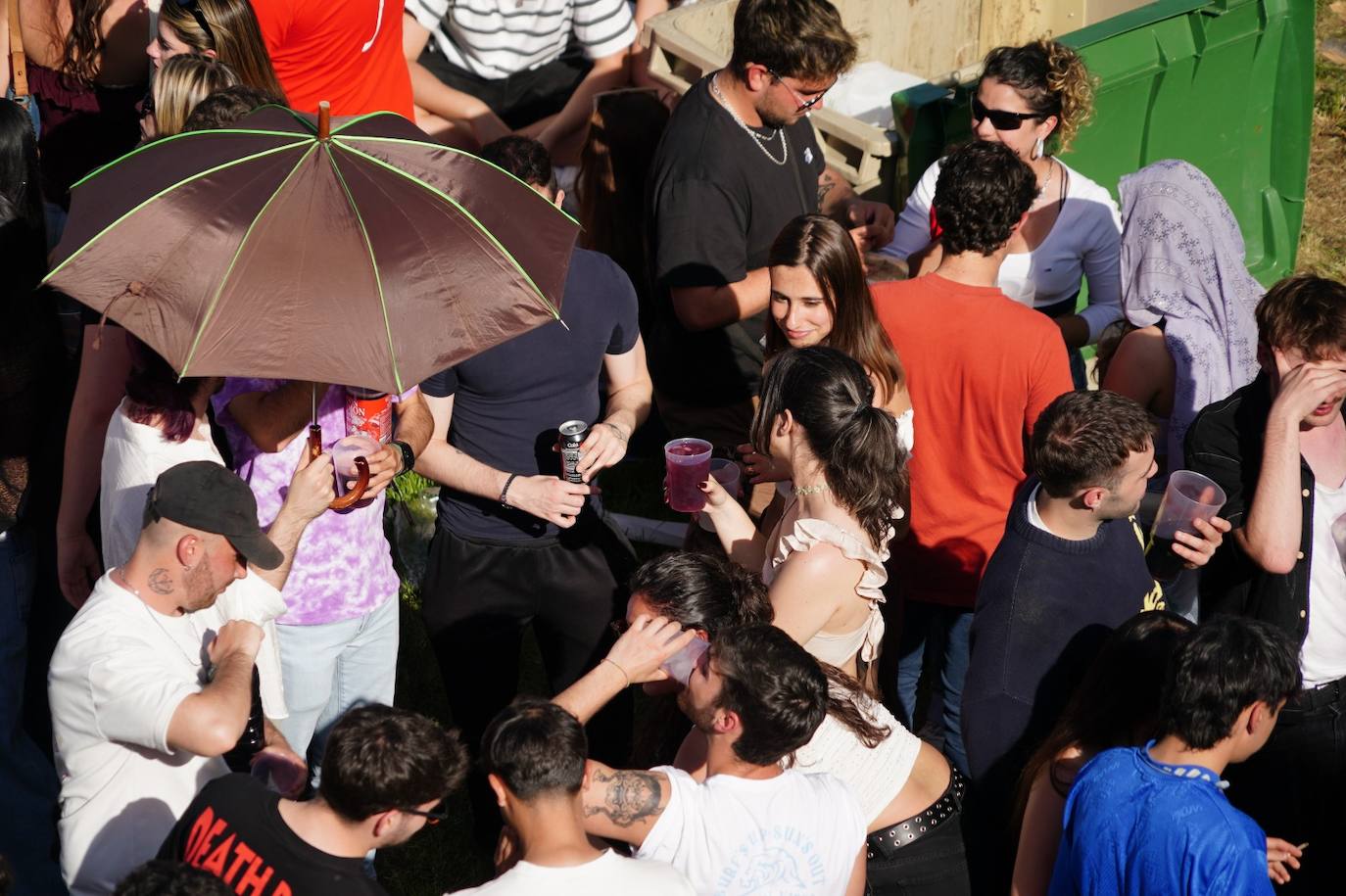 En imágenes: miles de salmantinos disfrutan del Lunes de Aguas en el Puente Romano