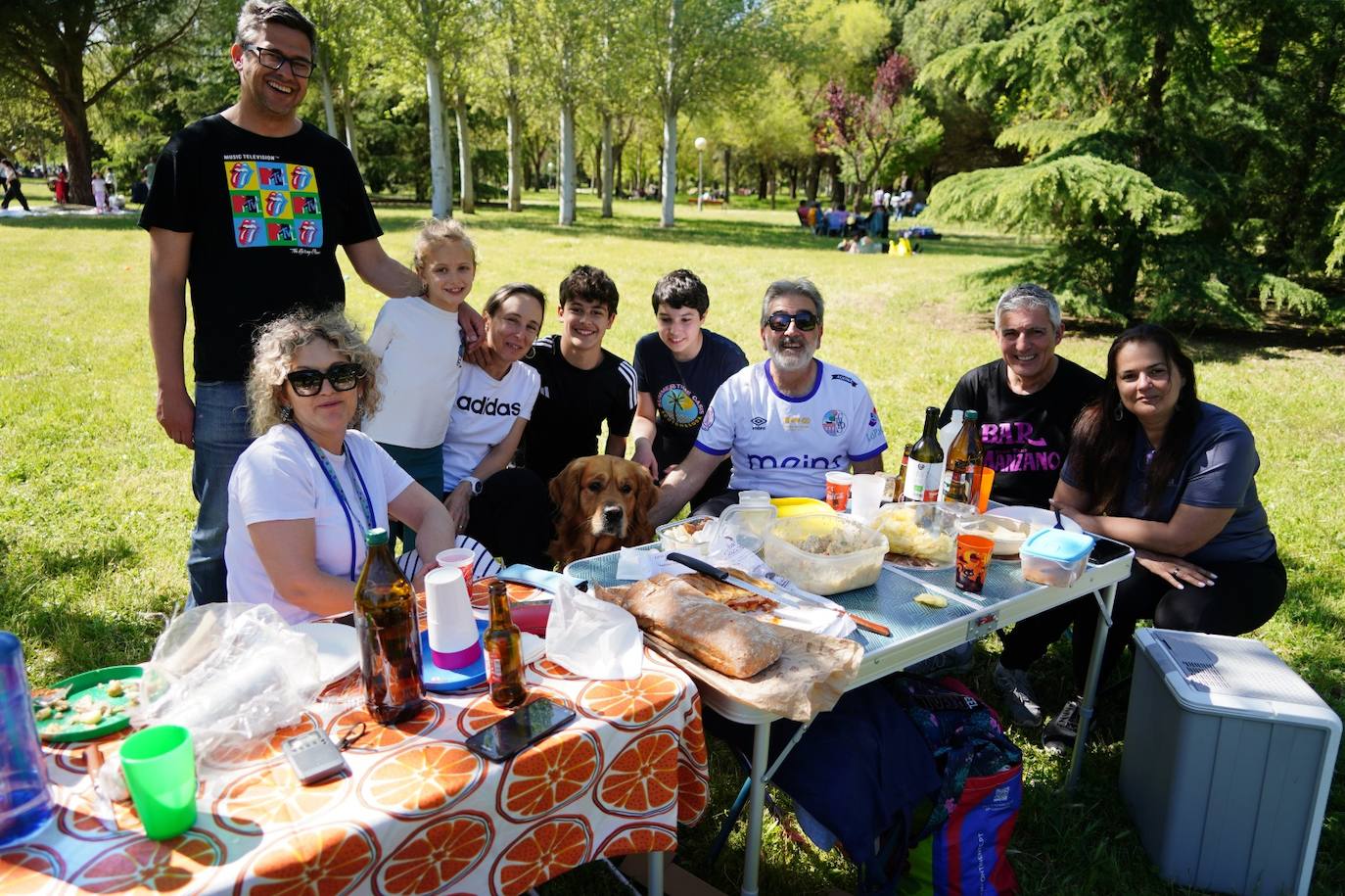 En imágenes: miles de salmantinos disfrutan del Lunes de Aguas en el Puente Romano
