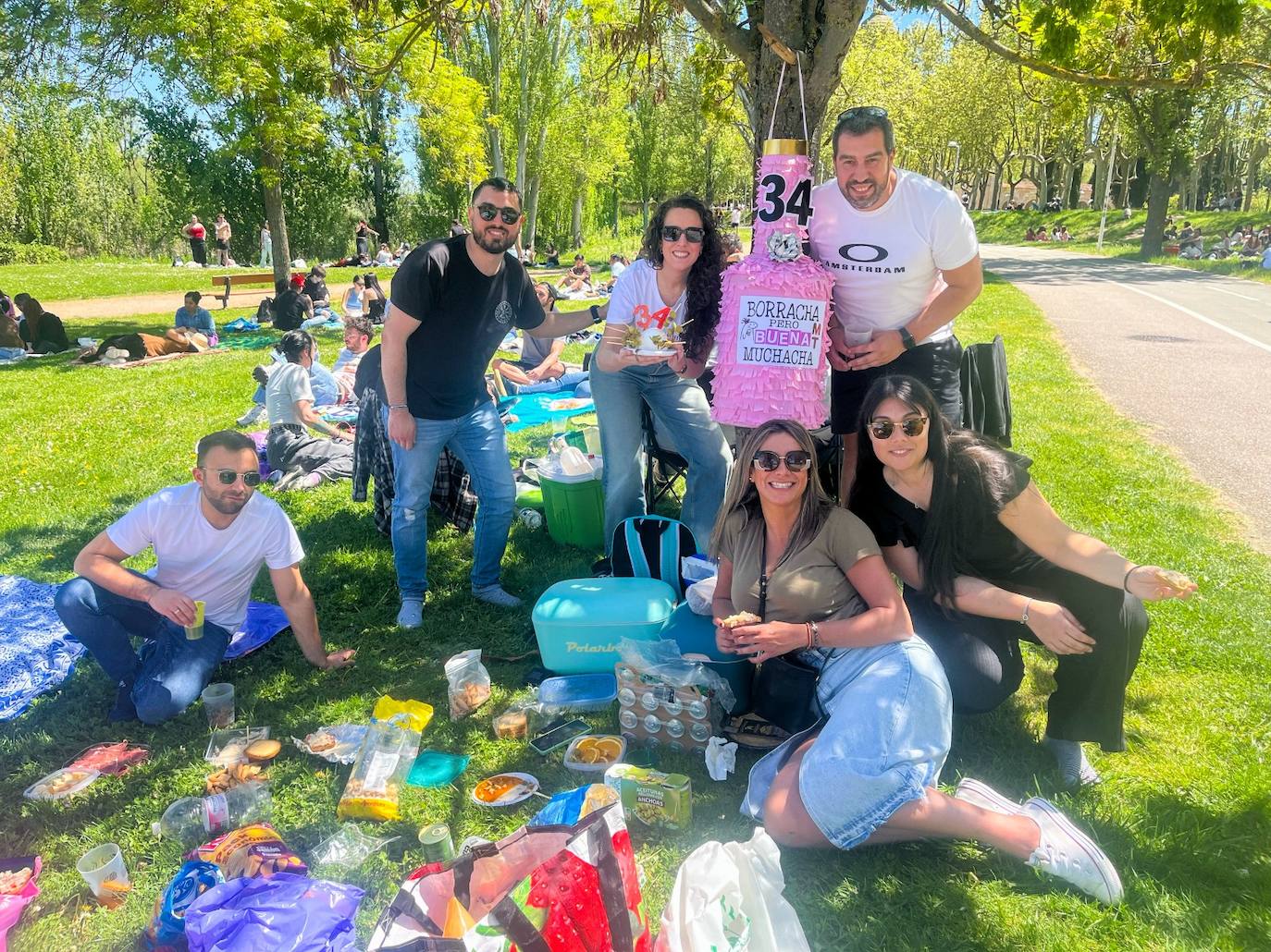 En imágenes: miles de salmantinos disfrutan del Lunes de Aguas en el Puente Romano