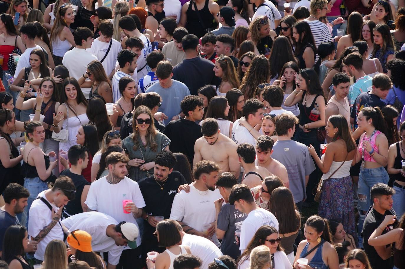 En imágenes: miles de salmantinos disfrutan del Lunes de Aguas en el Puente Romano