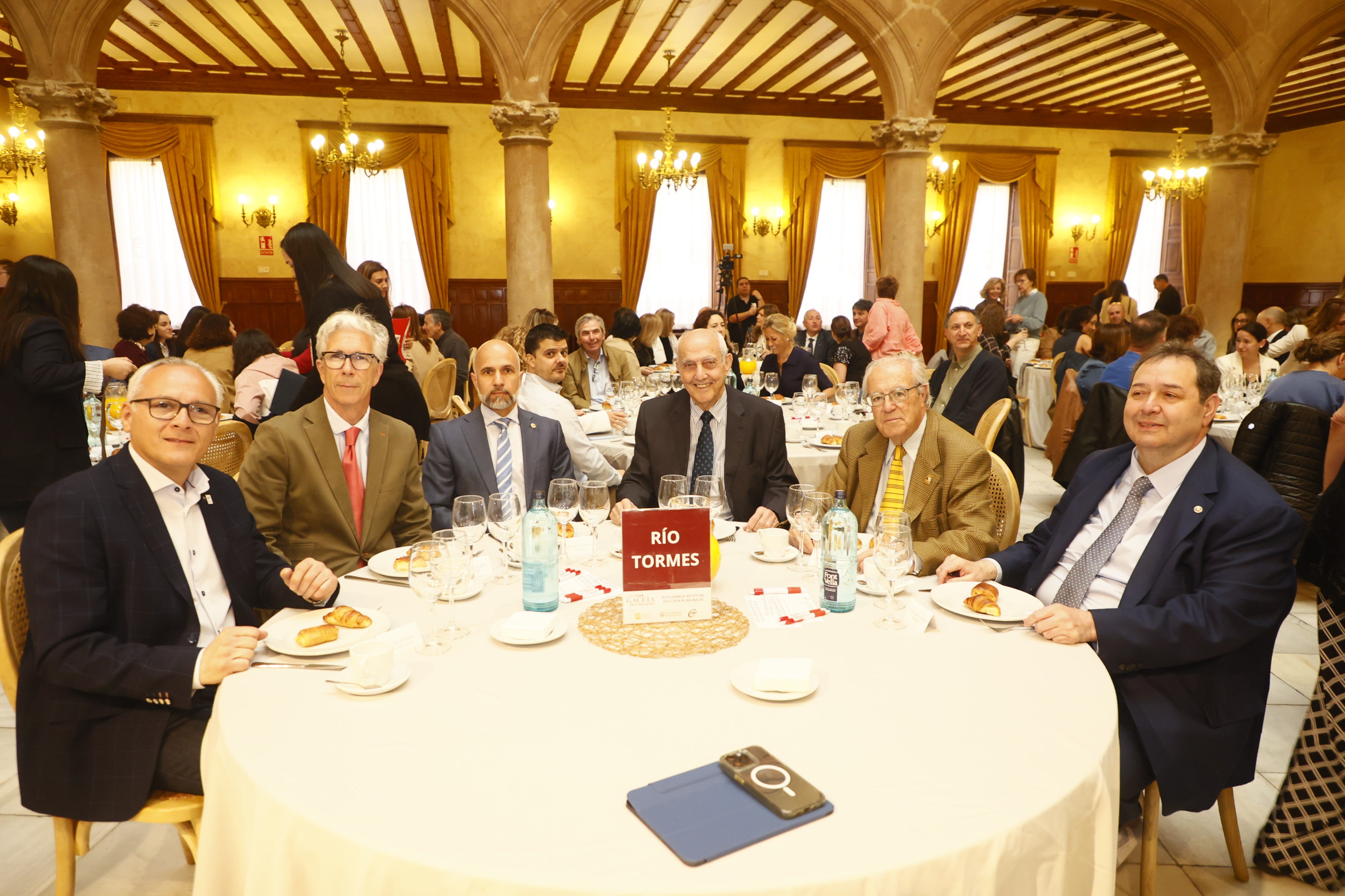 José Federico Martín Mata (presidente provincial de CSIF Salamanca), Pedro Sangro Colón (vicerrector de Formación Permanente y Doctorado de la UPSA), Javier González Benito (vicerrector de Economía de la Universidad de Salamanca), Pedro Díaz Mesonero (presidente de GRUPOSA), Pedro Méndez González (presidente del Casino de Salamanca) y Benjamín Crespo Andrés (presidente de la Cámara de Comercio).