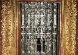 La espectacular reja de plata labrada del relicario del corazón de Santa Teresa que se está restaurando.