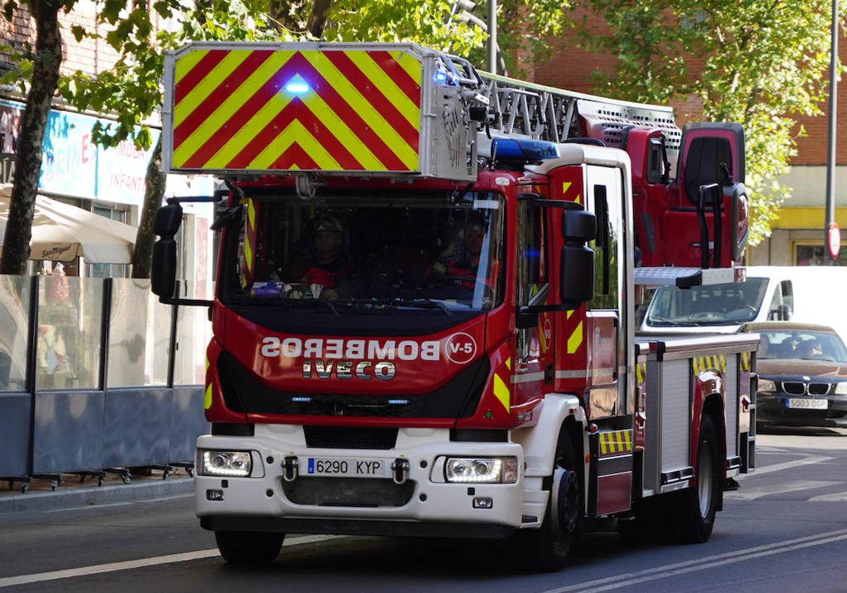 Auxiliado un trabajador tras caer mientras arreglaba un tejado en la azotea de un tanatorio de Alba