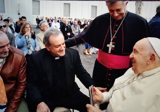 Blas Rodríguez conversa con el papa junto al obispo de Salamanca, José Luis Retana, y su amigo Bernardo.