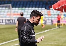 Jorge García charla con su banquillo durante el encuentro de este pasado domingo en el Helmántico frente al Langreo.