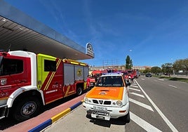 Vehículos de Bomberos y emergencias repostando durante el apagón.