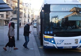 Viajeros suben a un autobús urbano en Salamanca.