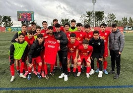 Oliver de Arriba (con sudadera) sostiene la camiseta que le entregaron sus compañeros del Santa Marta de la Segunda Juvenil tras su regreso.
