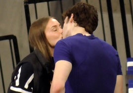 Imagen del beso entre el joven y su mujer.