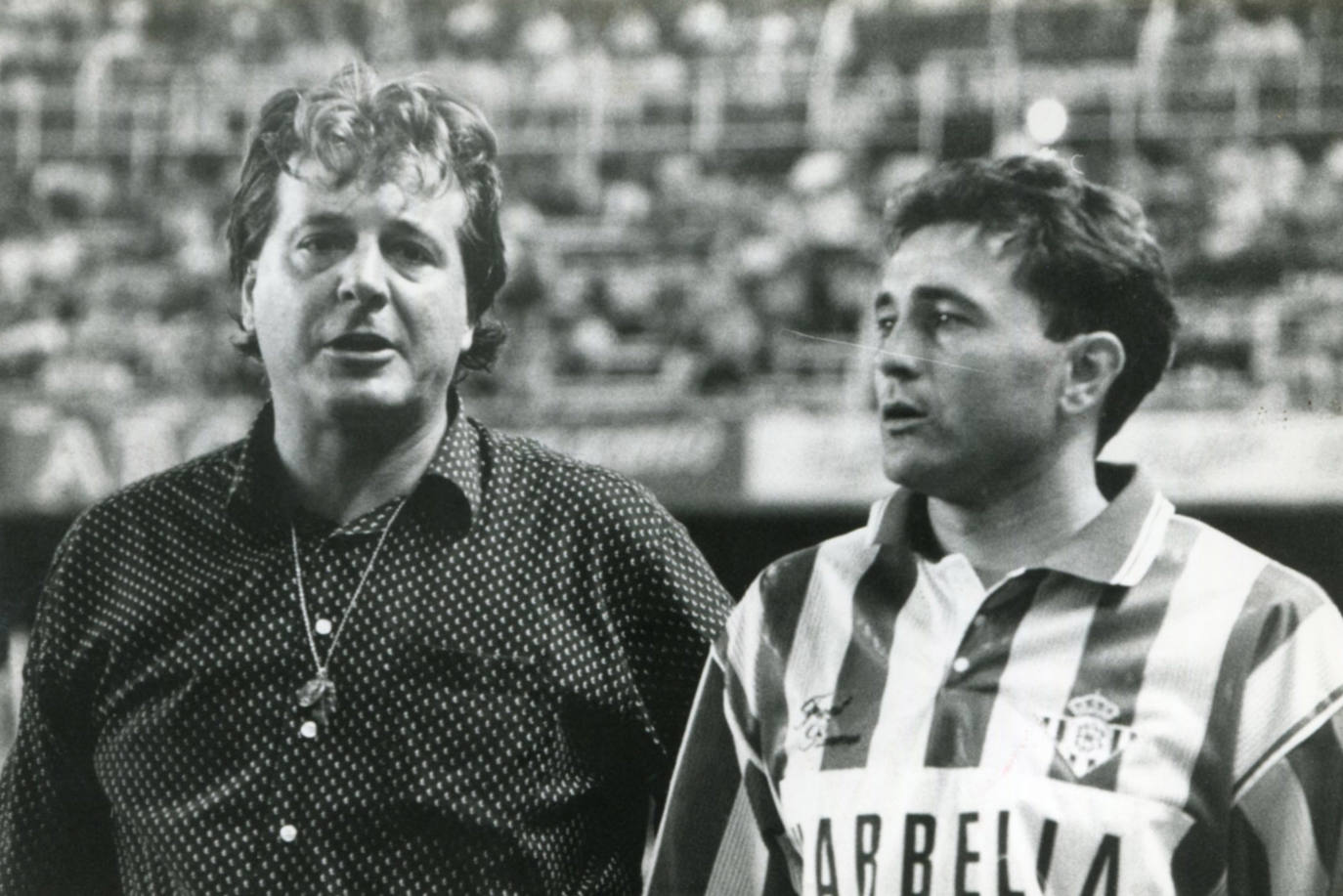 Tras las dos temporadas en el Figueras, fichó por el Betis para intentar devolverlo a Primera División. Pero no consiguió los resultados esperados y fue destituido tras 26 jornadas. Allí coincidió con Gordillo (en la imagen), Cuéllar o Roberto Ríos.