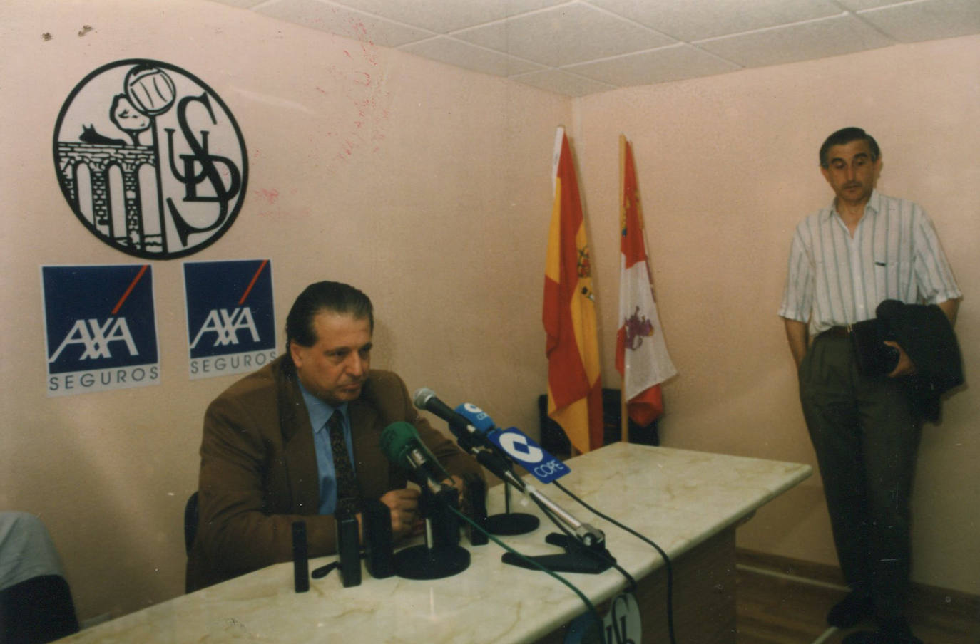 En mayo de 1996, tras no evitar el descenso, presenta su dimisión como técnico salmantino. Al año siguiente ascendió a Primera con el Mérida en donde estuvo dos años. Después volvió a estar dos temporadas en el Elche, pero sin empezar ninguna de las dos, ya que fue fichado sustituyendo a otros entrenadores cesados.