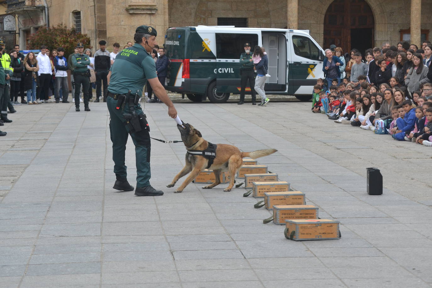 Más de mil escolares de Ciudad Rodrigo se dan cita en una exhibición de la Guardia Civil