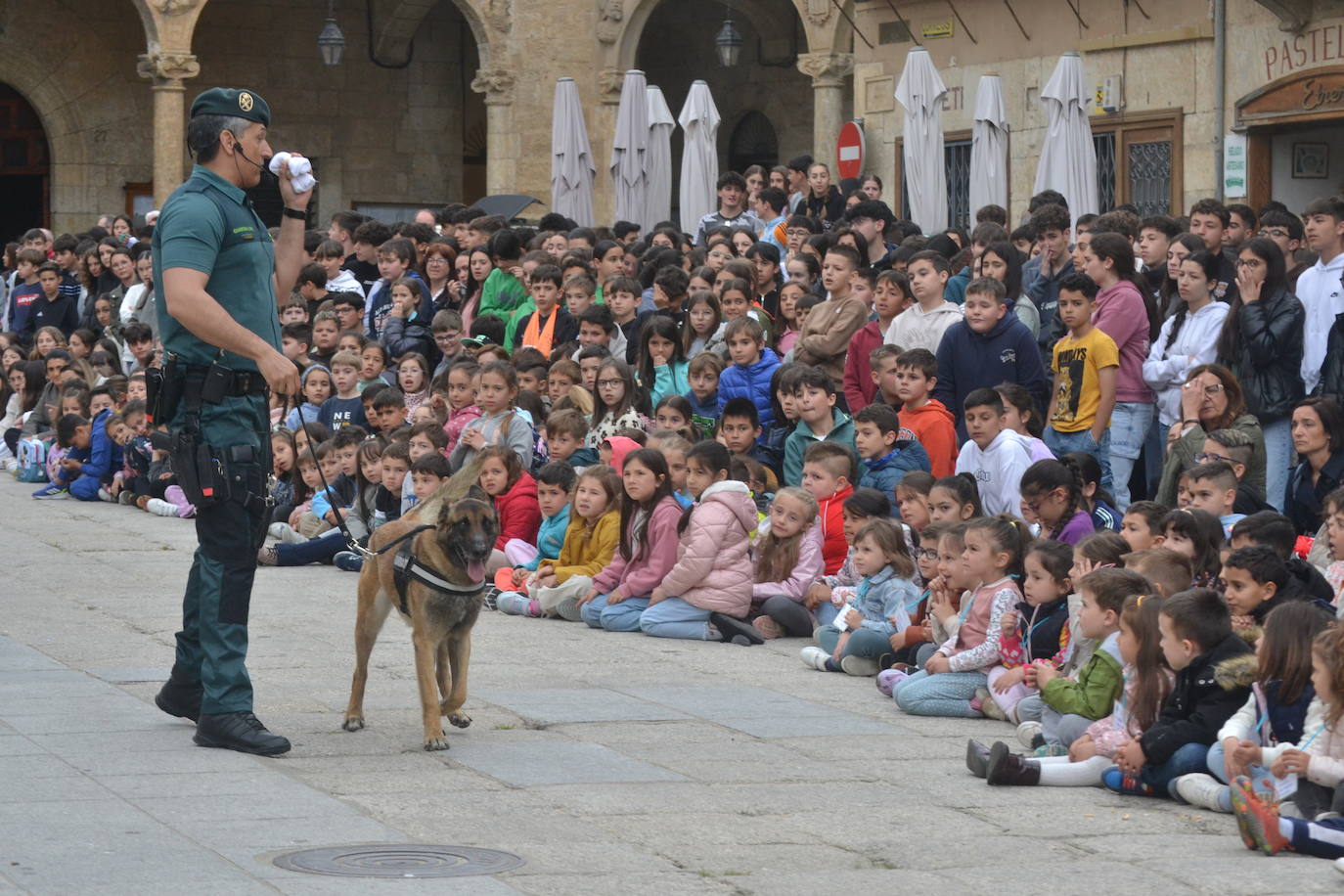 Más de mil escolares de Ciudad Rodrigo se dan cita en una exhibición de la Guardia Civil