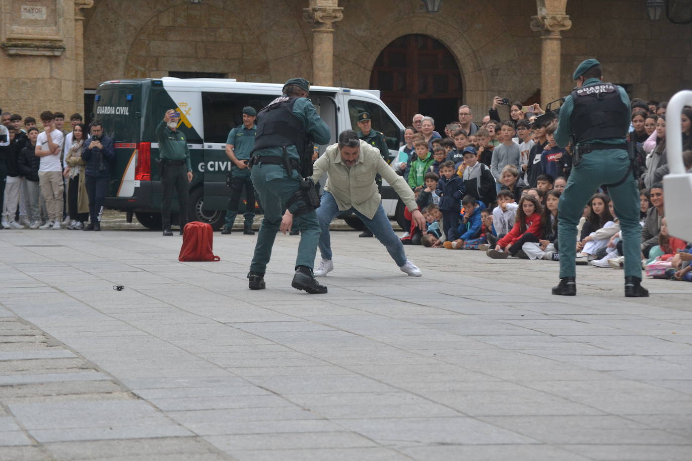Más de mil escolares de Ciudad Rodrigo se dan cita en una exhibición de la Guardia Civil