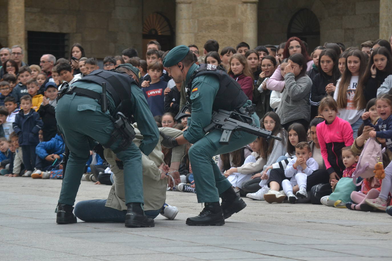 Más de mil escolares de Ciudad Rodrigo se dan cita en una exhibición de la Guardia Civil