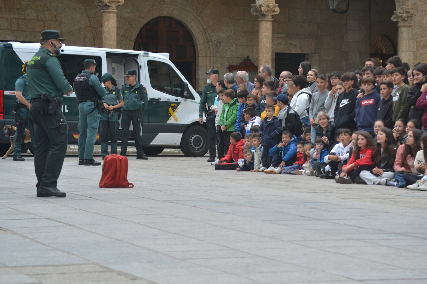 Más de mil escolares de Ciudad Rodrigo se dan cita en una exhibición de la Guardia Civil