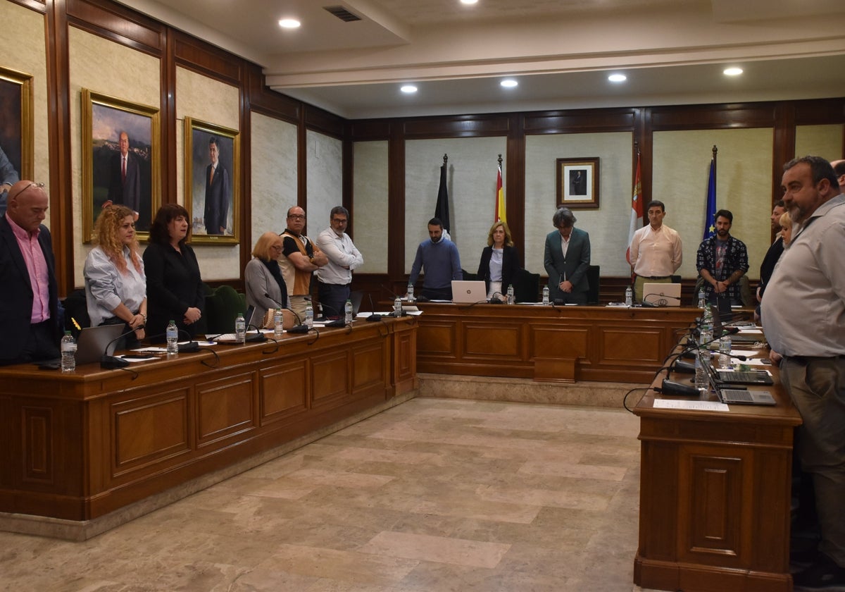 Minuto de silencio de los concejales del Ayuntamiento de Béjar en memoria del Papa Francisco.