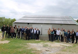 Imagen de los asistentes a la jornada junto a las baterías y las nuevas instalaciones impulsadas dentro del proyecto