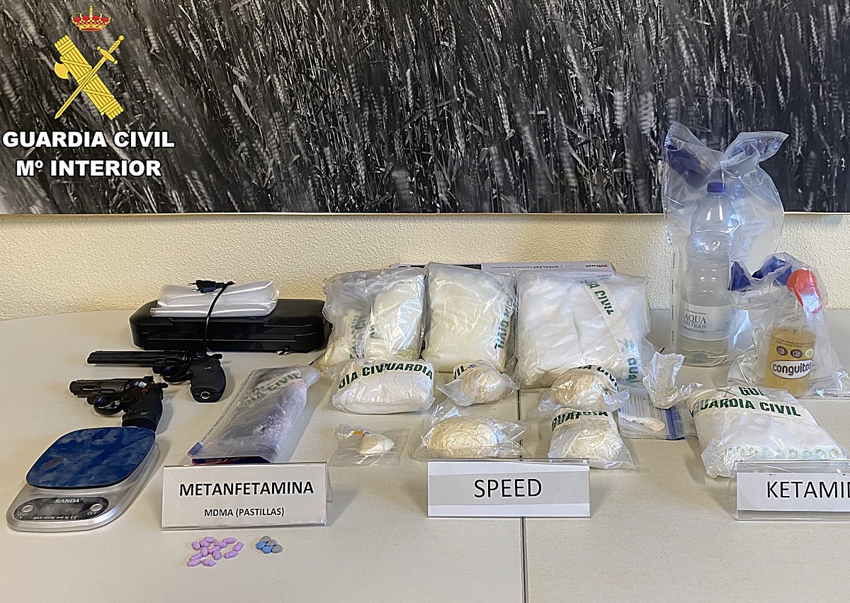 Imagen secundaria 1 - 1-Las drogas químicas en el interior de cajas de helados.2-Sustancias intervenidas en la operación 'Cidre'.