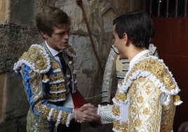 Borja Jiménez e Ismael Martin se saludan en el patio de cuadrillas de La Glorieta.