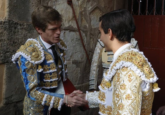 Borja Jiménez e Ismael Martin se saludan en el patio de cuadrillas de La Glorieta.