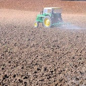 Un tractor realiza labores en una parcela.ARCHIVO
