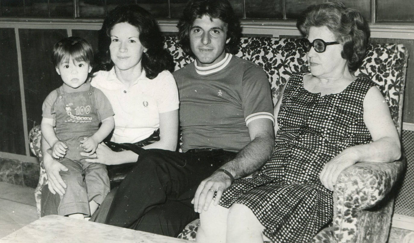De las pocas fotografías familiares que conservamos es esta en las que aparece con Marta su mujer que sostiene en brazos a Mariana, la hija mayor. Posteriormente vinieron Pilar y Jorge que jugó en el Salmantino. Junto a ellos está María, su suegra.