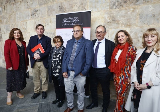 Francisca Noguerol, Luis García Montero, Piedad Bonnet, Raúl Sánchez, Manuel González de la Aleja, María Ángeles Recio y María Isabel Toro, en la apertura de las jornadas en la Facultad de Filología.