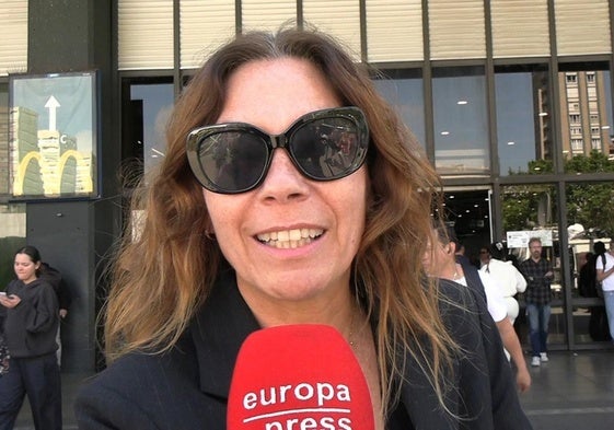 Imagen de Isabel Taulés atendiendo a Europa Press.