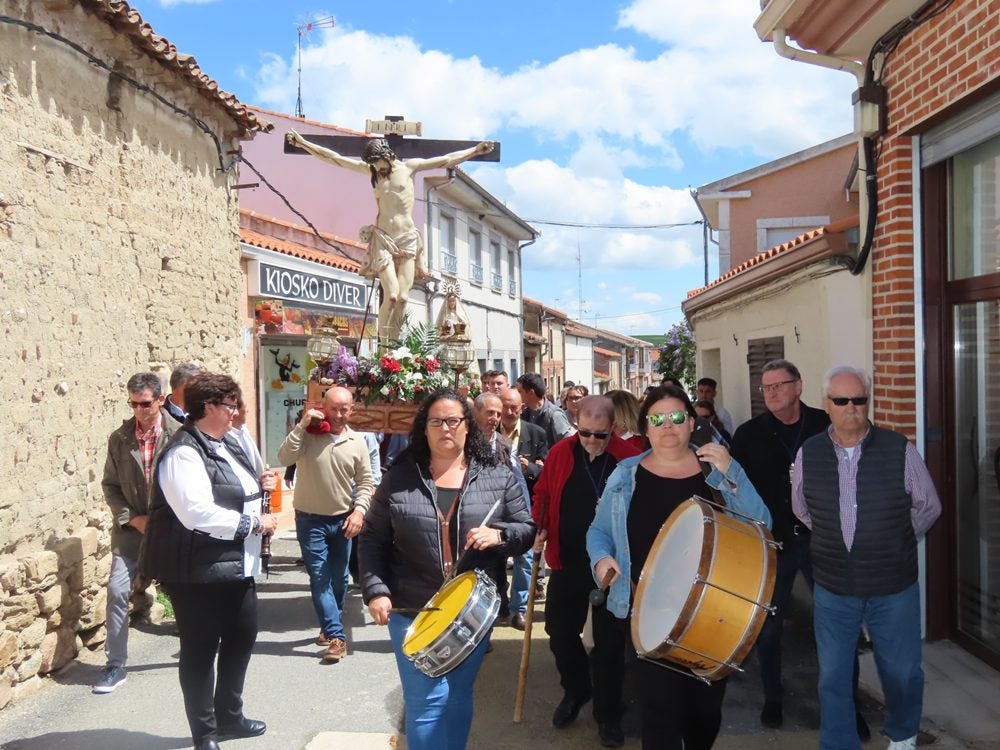 Procesión en honor al Santo Cristo del Monte por las calles de Alaraz