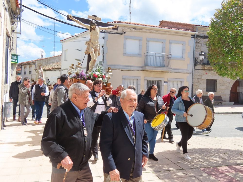 Procesión en honor al Santo Cristo del Monte por las calles de Alaraz