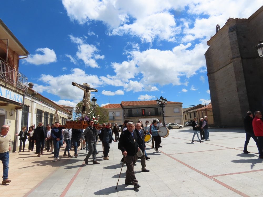 Procesión en honor al Santo Cristo del Monte por las calles de Alaraz