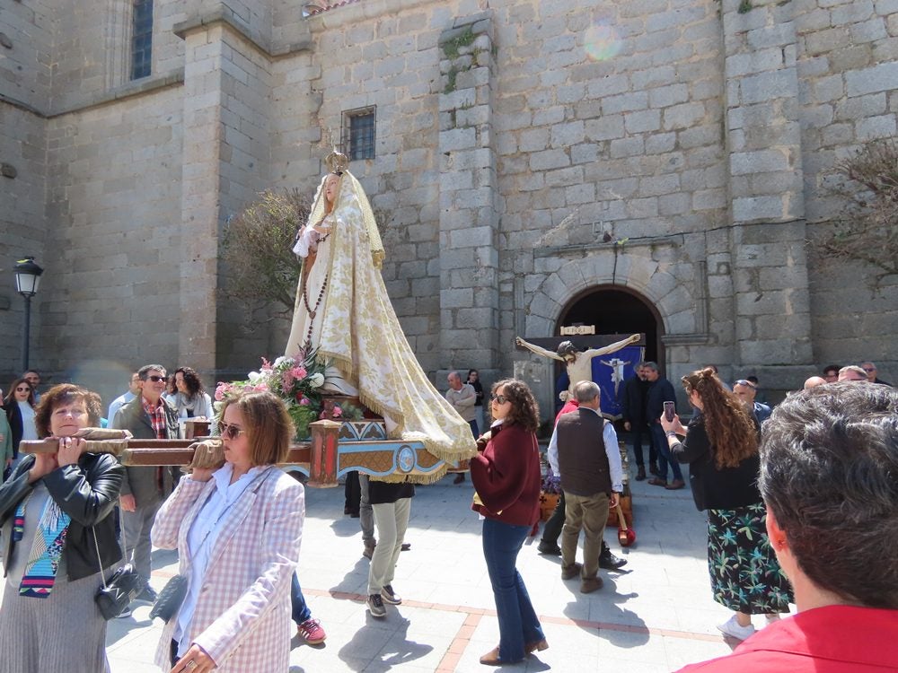 Procesión en honor al Santo Cristo del Monte por las calles de Alaraz