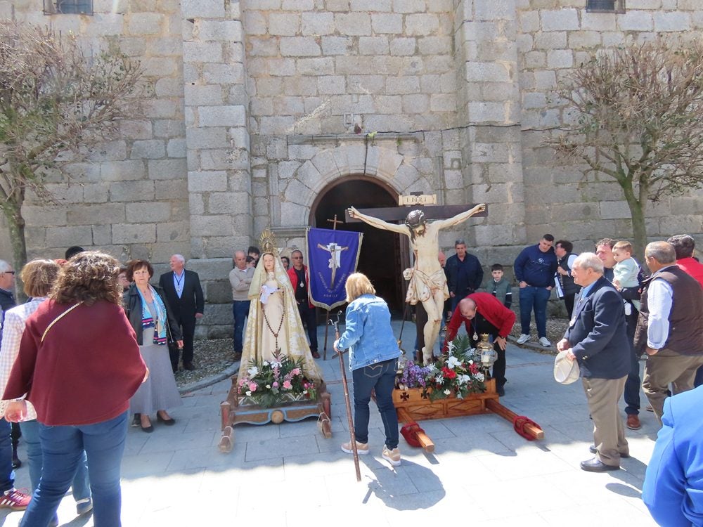 Procesión en honor al Santo Cristo del Monte por las calles de Alaraz