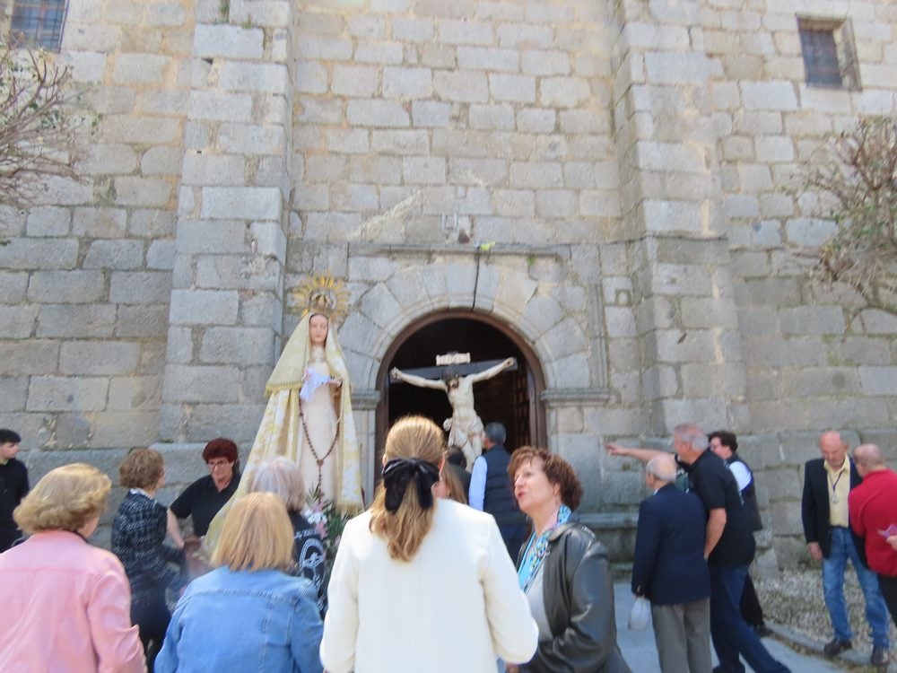 Procesión en honor al Santo Cristo del Monte por las calles de Alaraz