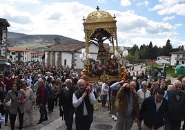 Imagen del entorno de la ermita de Candelario llena de público en la subida con la imagen del Cristo del Refugio hasta la iglesia