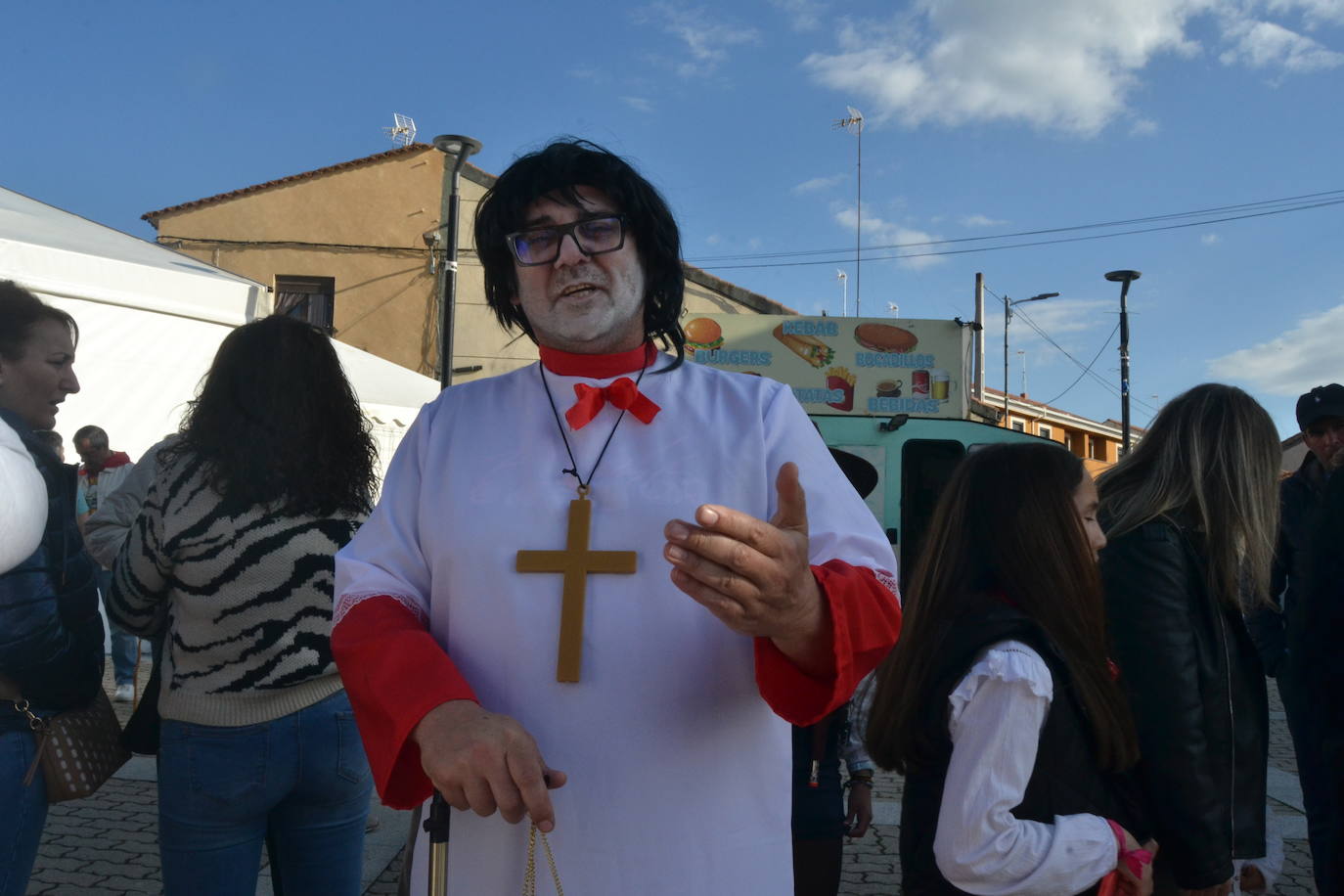 Saelices abre sus fiestas de la Santa Cruz mostrando su imaginación