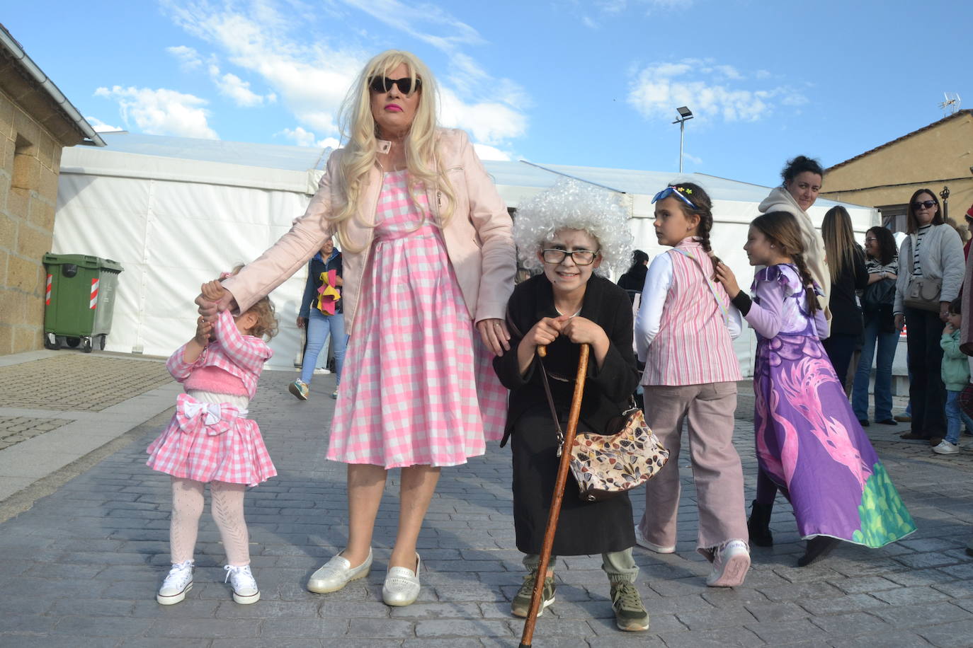 Saelices abre sus fiestas de la Santa Cruz mostrando su imaginación