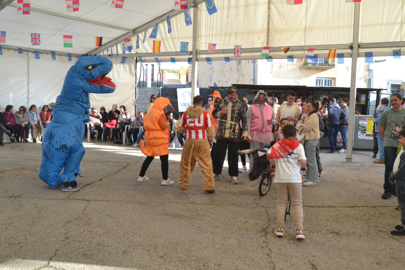 Saelices abre sus fiestas de la Santa Cruz mostrando su imaginación